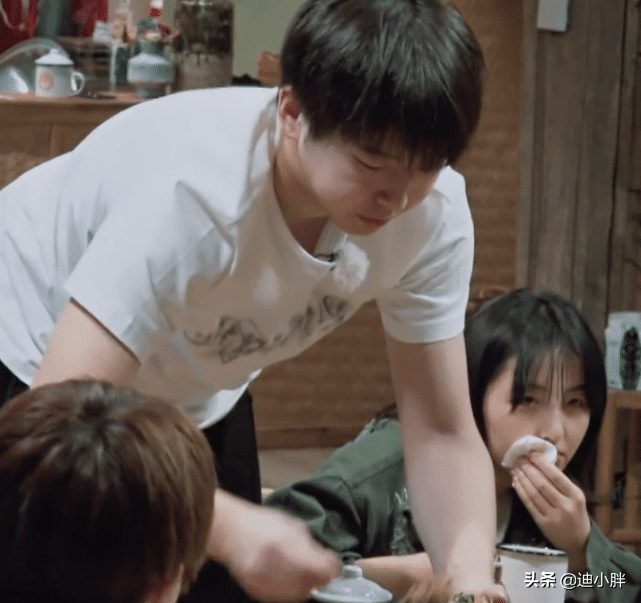 向往4 张子枫不好意思站起来加饭，彭昱畅的举动