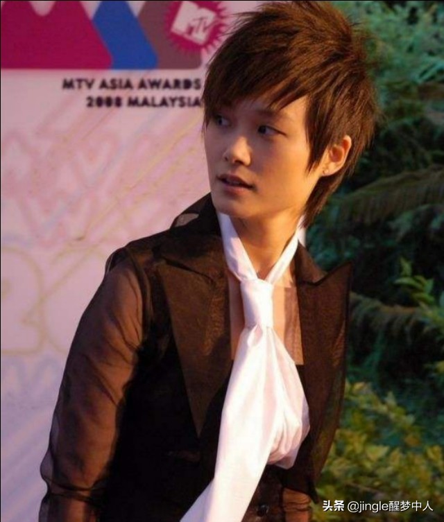 甜炸了！李宇春《一而再再而三地喜欢你》MV来袭