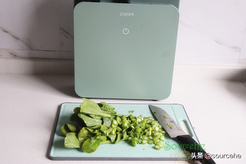 煮芋头汤时加菜心，浓稠香滑，菜心翠绿清甜、处暑之后要常吃