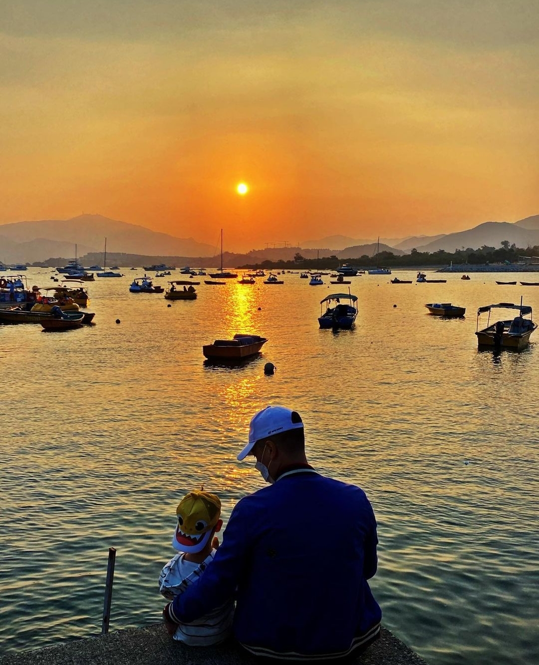 胡杏兒老公曬與兒子碼頭玩耍照，奕霆徒手“摘”夕陽，創意又溫情