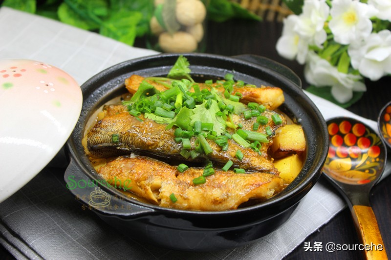 天冷就饞砂鍋煲，魚肉和土豆燉一燉，鮮香味美，熱乎乎很暖胃
