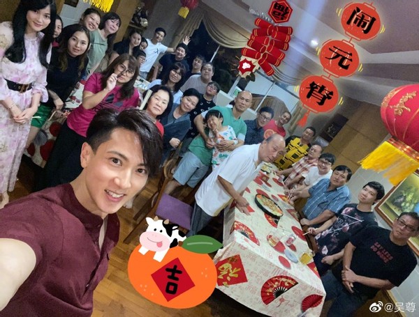 吳尊大家族過元宵發紅包，豪車旁舞獅放鞭炮，豪宅餐廳容納30人