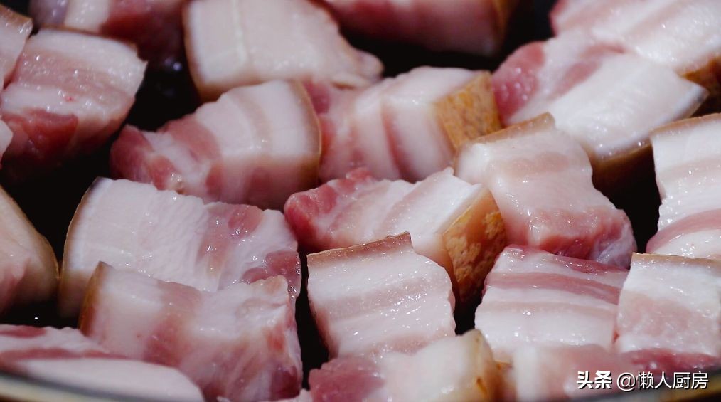 不用焯水，配上萝卜这样烧红烧肉，做红烧肉前多一步，肉不老不柴