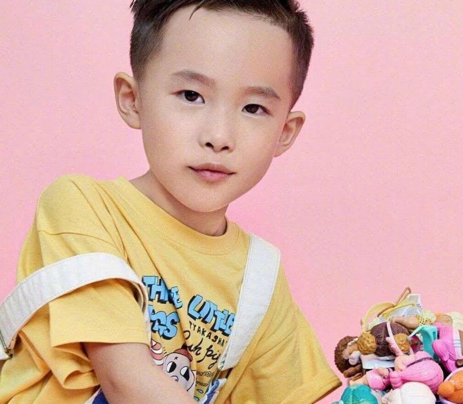 易烊千玺7岁弟弟创造魔方世界纪录，仅学习9个月每天苦练6小时