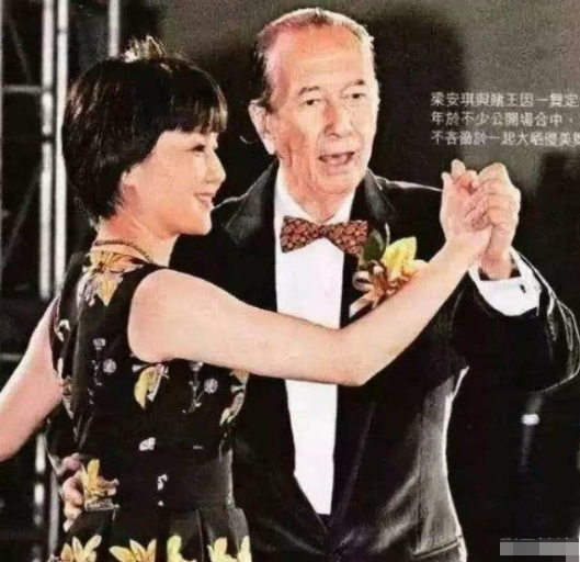 赌王四太年轻时美过李嘉欣？本以为开玩笑，看到旧照我懵了