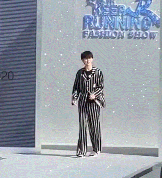 蔡徐坤“跑男”最新路透图曝光，穿睡衣走秀，