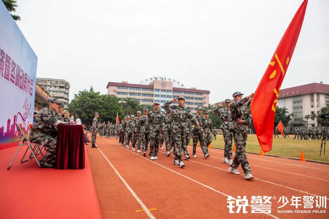 军事素质拓展：一身戎装，乘风破浪