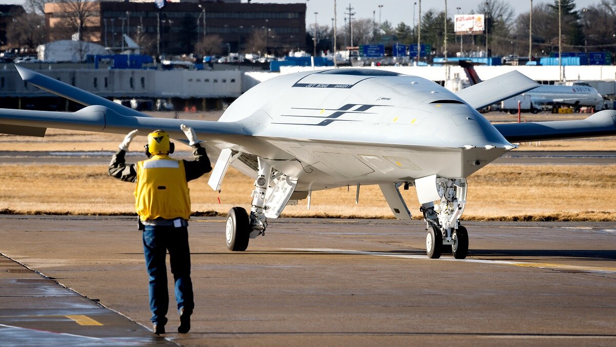 美军新试验成功！无人机对有人机空中加油完成，我们需要担心吗？