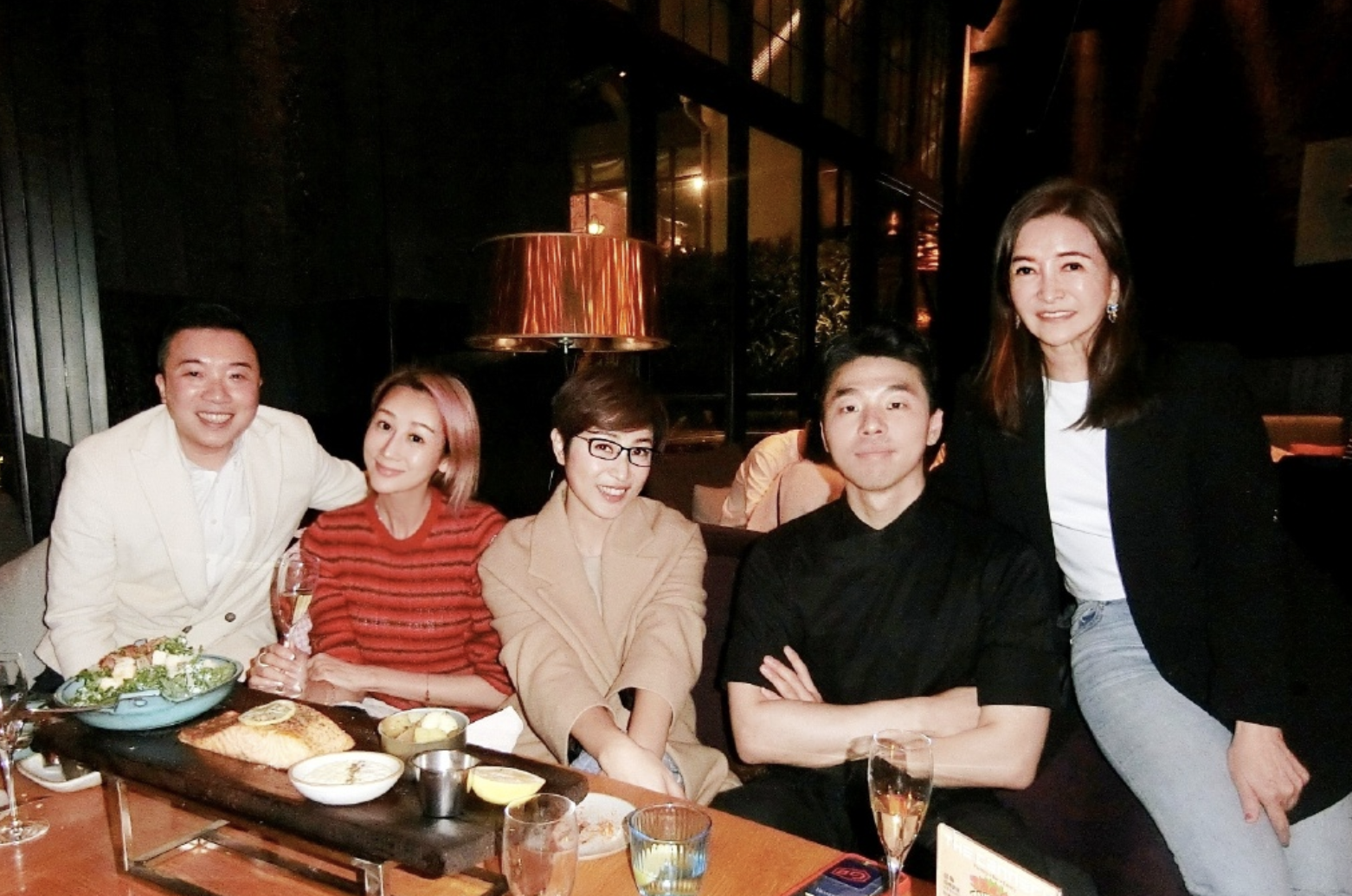 蔣麗莎生日曬18宮格，分享全家福，與蔡少芬黃奕陳法蓉親密合影