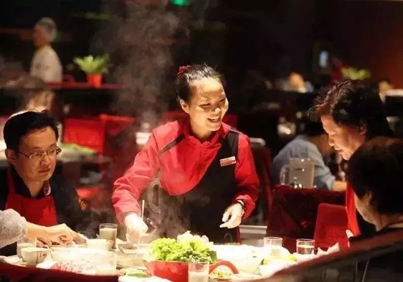 两个月蒸发2千亿，老板转移资产入外国国籍，海底捞发生了什么？