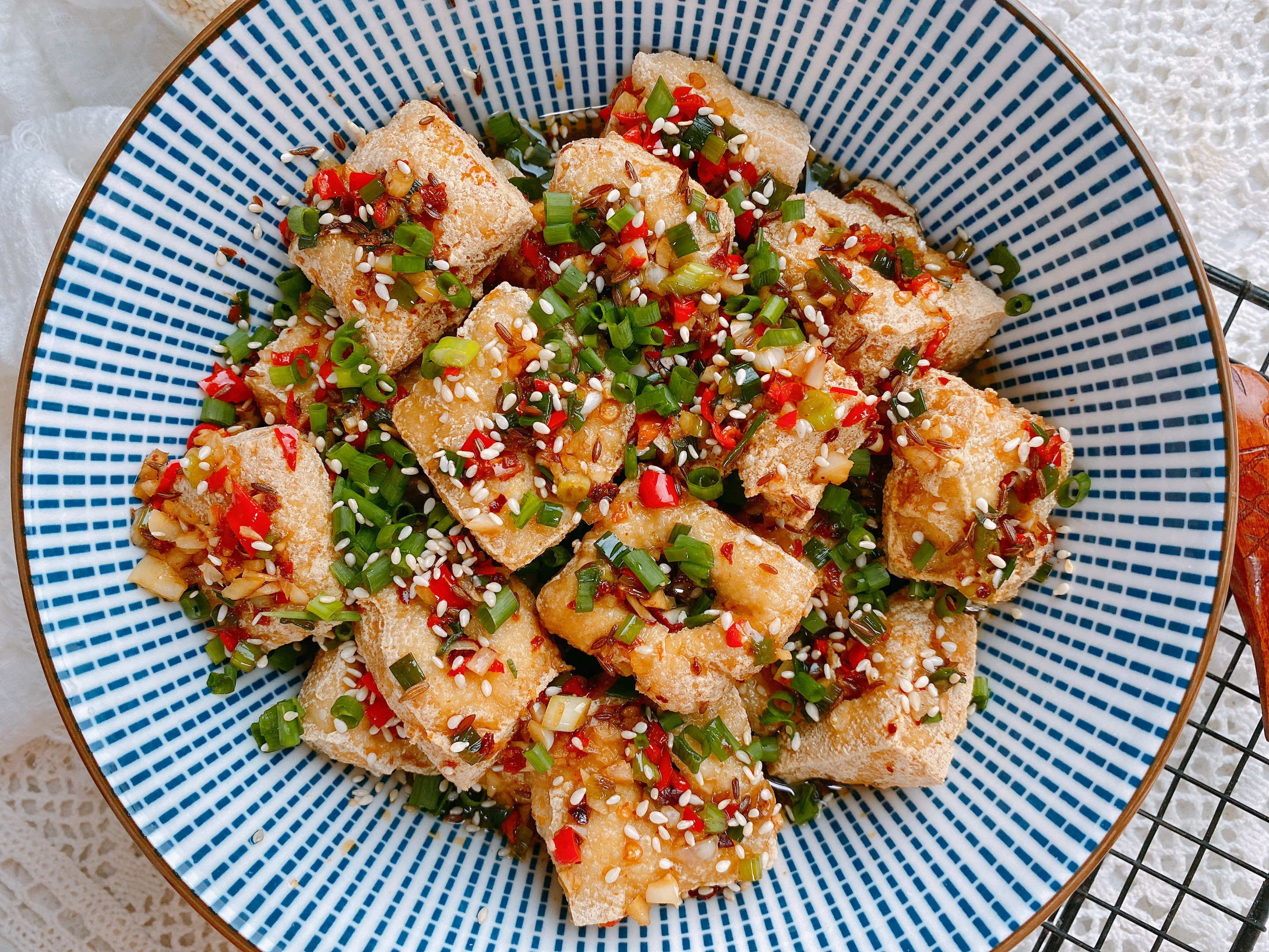 夜市摊最火的臭豆腐，在家也能做，外酥里嫩，配上秘制酱料，真香