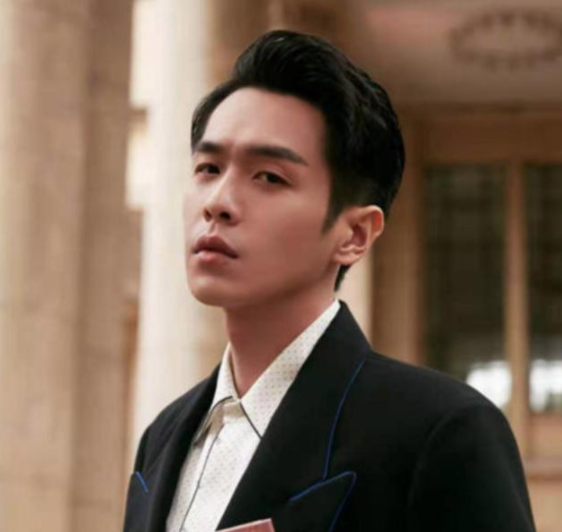 结婚不见父亲身影，直言三年不拍父亲的戏，张