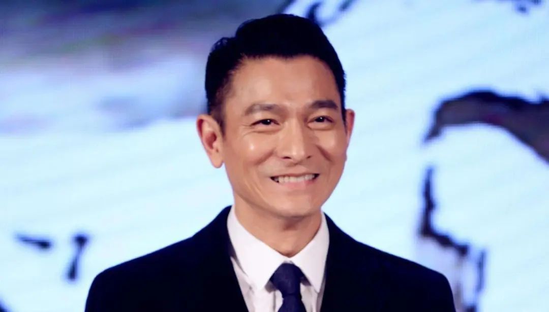 比起贩卖友情的王晶，他才是给刘德华命中“第