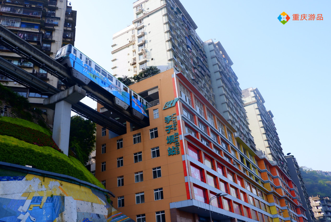 从3种不同角度来看重庆李子坝，轨道穿楼的奇观，真的令人惊叹