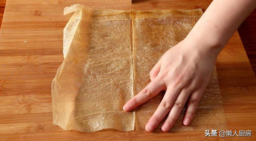 豆腐皮别只会烧汤，配上虾仁和莲藕，做成这道小吃，口感很丰富