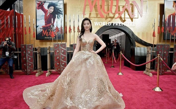 刘亦菲出席《花木兰》首映礼，穿凤凰裙颜值超高艳压全场