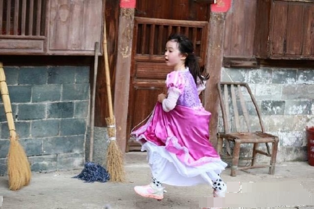 夏克立晒11岁女儿素颜照，夏天五官精致长高不少，越长越像妈妈