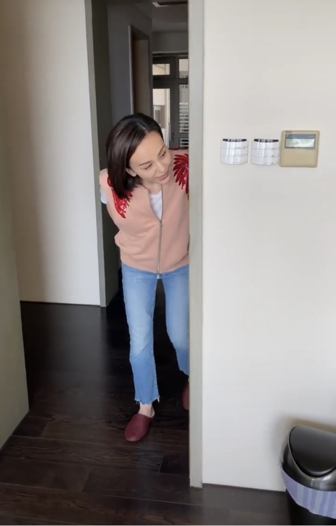 王琳在家做饭变大厨，一身家居造型，却被发型害成“大脑门”