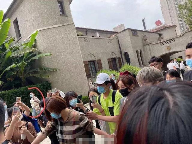 刘雨昕虞书欣上李佳琦直播间：虞书欣被赞情商