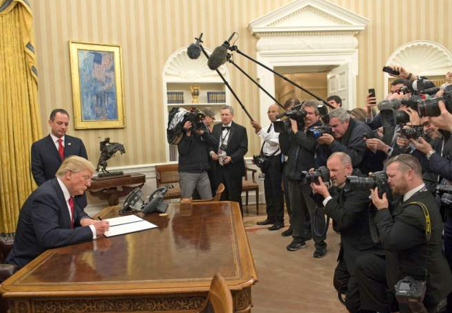特朗普已名存实亡？白宫召开记者会，小桌子暴露了当下处境