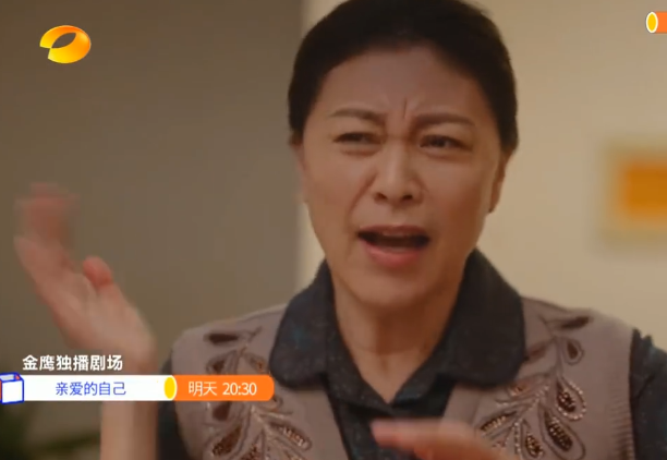 婆婆重男轻女逼儿媳妇喝“药”，自扇巴掌惹儿子心疼，真够戏精的