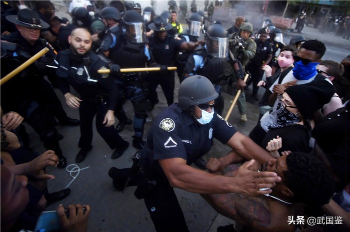 特朗普躲进地堡，宣称找到游行“幕后推手”，