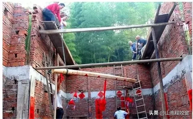农村老话“盖房莫盖背水路，千金难买向南楼”