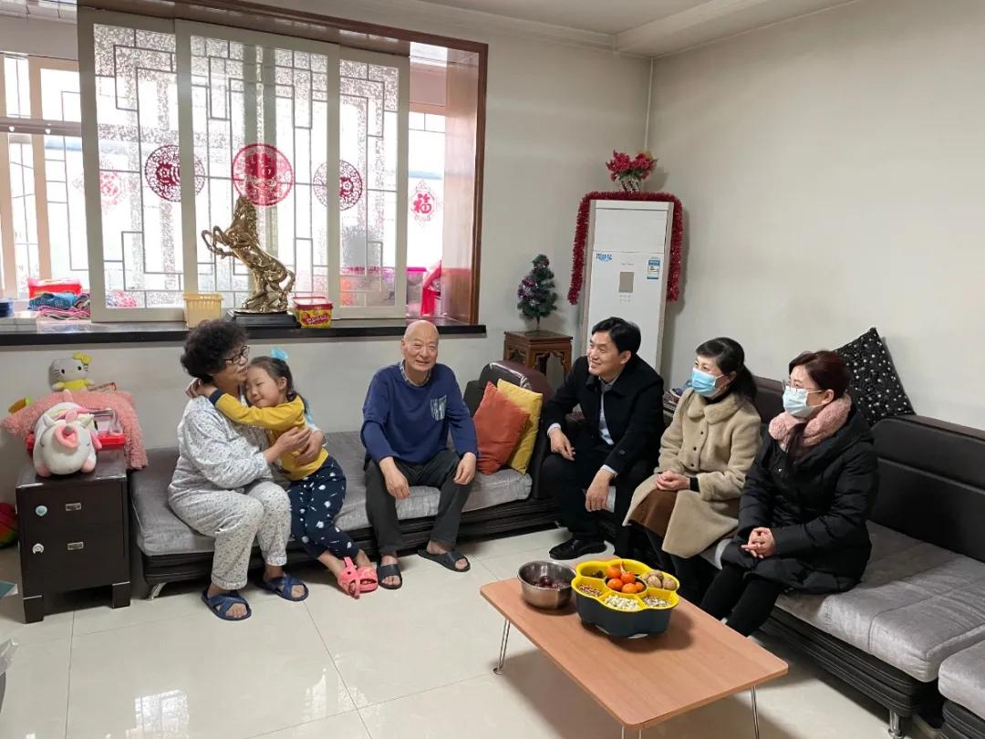 新春送暖丨咸阳市第一人民医院慰问离退休老干部和困难职工