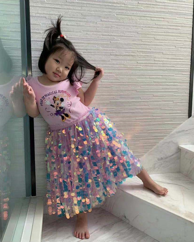 李亚男赞女儿拍照似专业模特，2岁天韵眯眼甜笑越长越漂亮