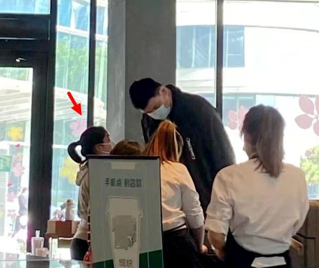 姚明攜女兒外出，他身高突兀10歲女兒身高超1米7，側臉太像爸爸