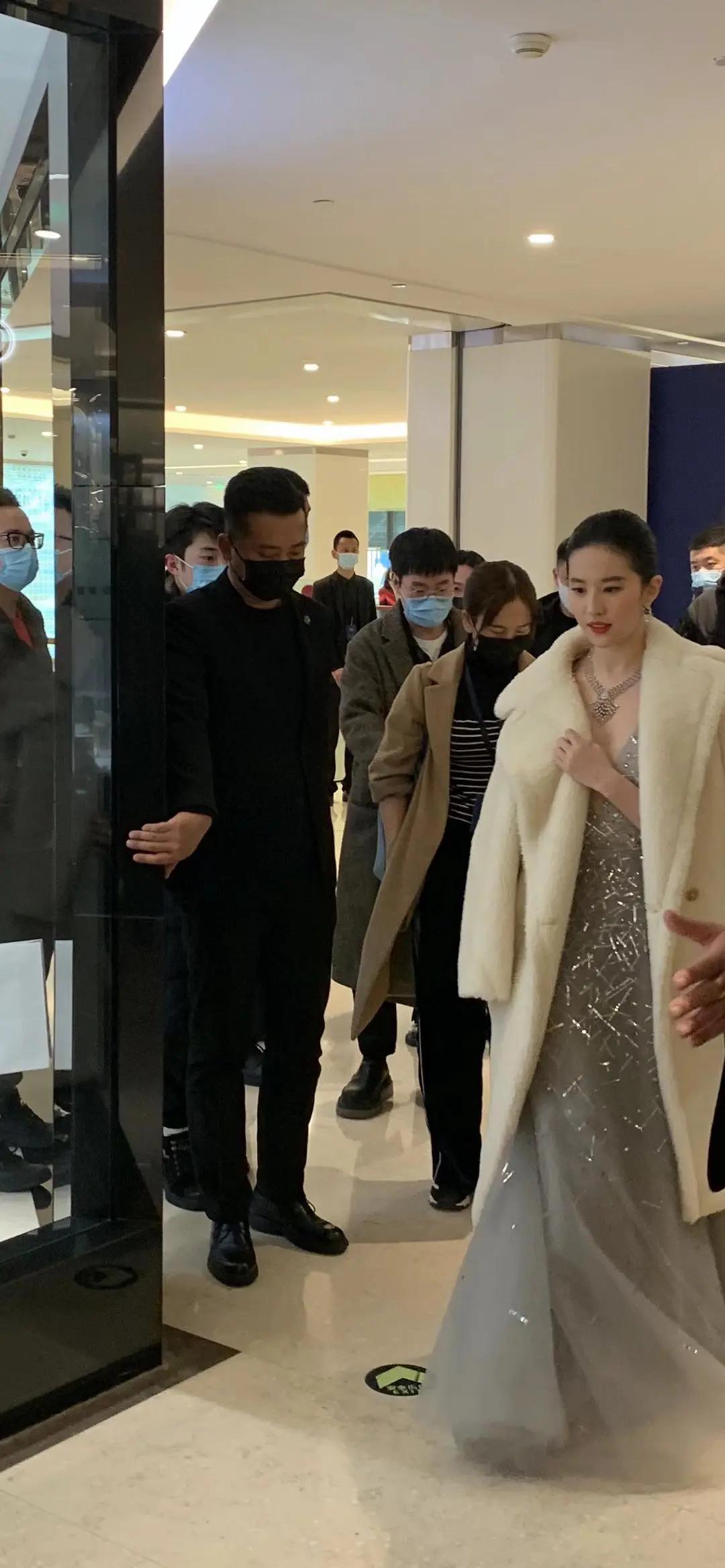 朋友圈的刘亦菲，头骨优越面部饱满流畅，范冰