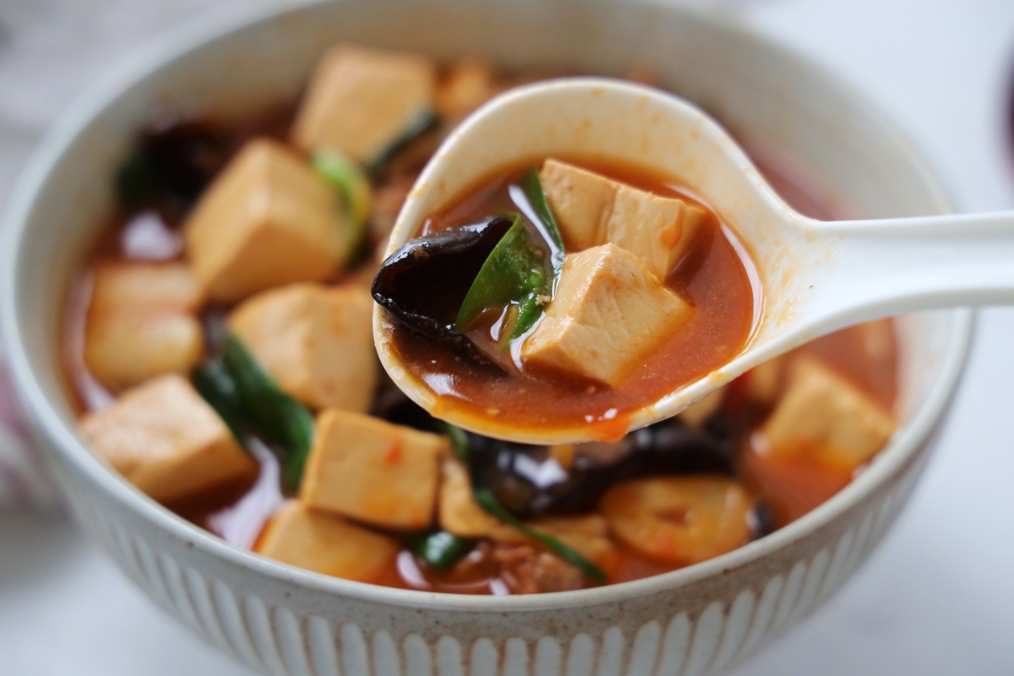 豆腐這樣燉太費米飯了，用砂鍋煲一鍋，滑嫩入味，太適合冬天吃了