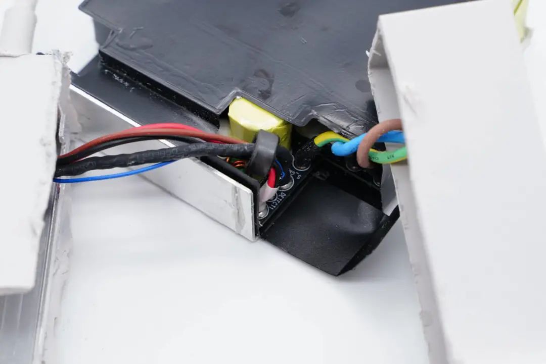 华硕最强游戏本标配300W电源，内置4颗氮化镓，内部结构揭晓