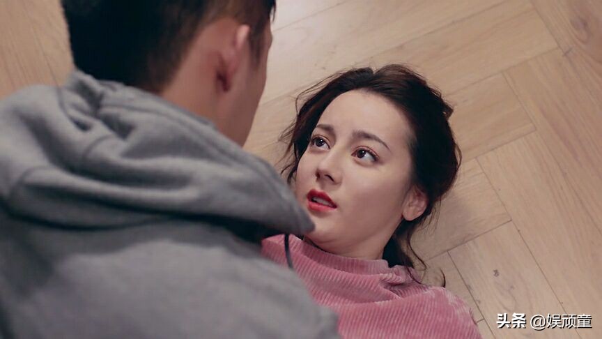 《幸福触手可及》中热巴被扑倒，但看到高清镜