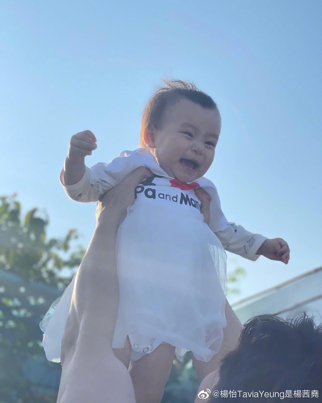 楊怡夫妻為愛女慶生，女兒眼睛大超可愛，楊怡高齡生產後顯老