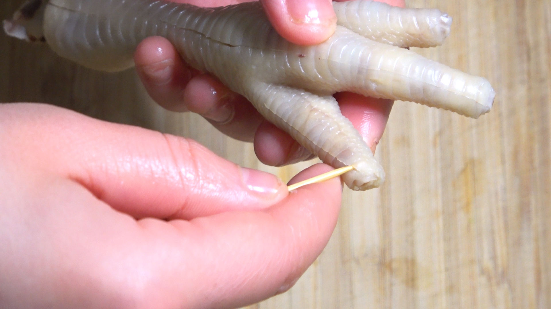 Gallinaceous claw goes bone new method, a toothpick is done calm, simple and fast complete, really practical