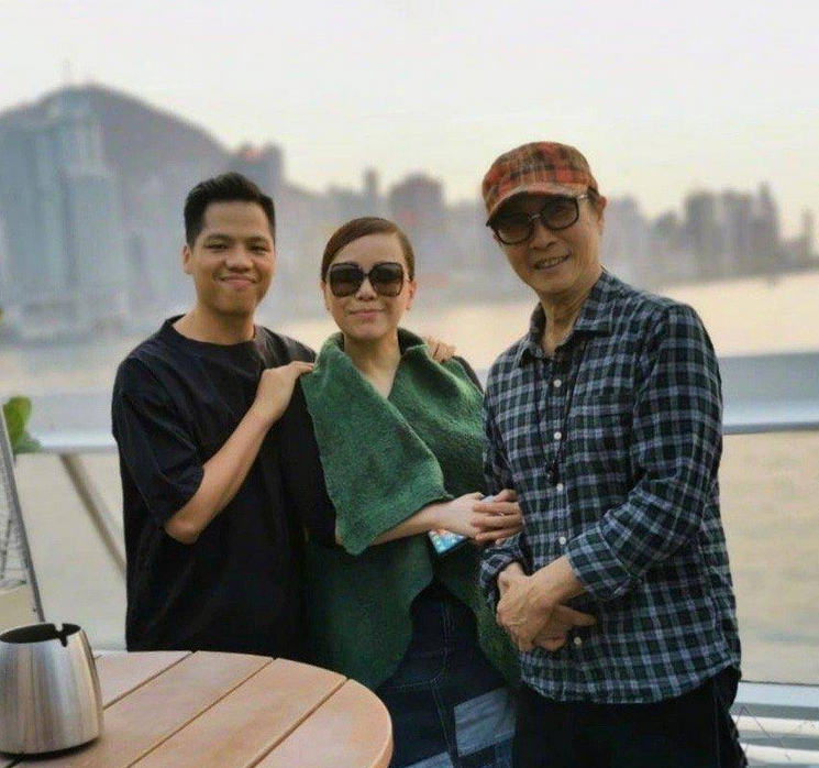 邓萃雯老了也很有范，巧用不规则马甲，穿出了