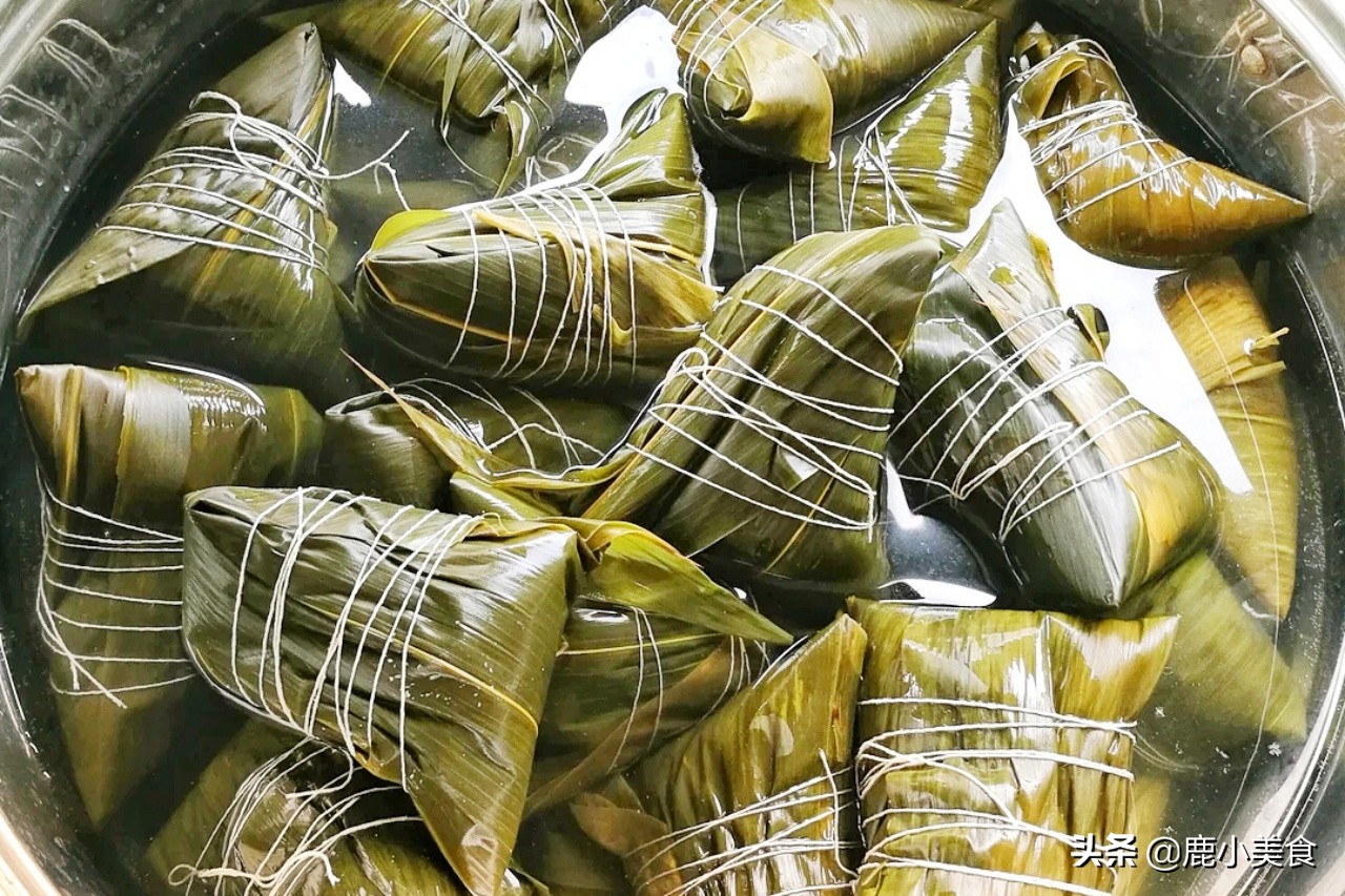 粽子直接下锅煮就错了！下锅前需放1料，粽子才软糯香甜，不散烂