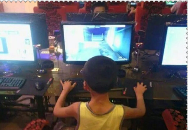 为了儿子不沉迷游戏，父亲买号在游戏中追杀儿