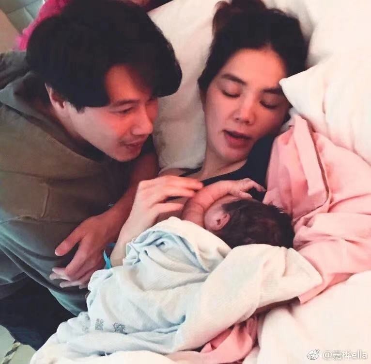 Ella與臉圓兒子看電視狗狗搶鏡，豪宅窗外景觀像城中村接地氣