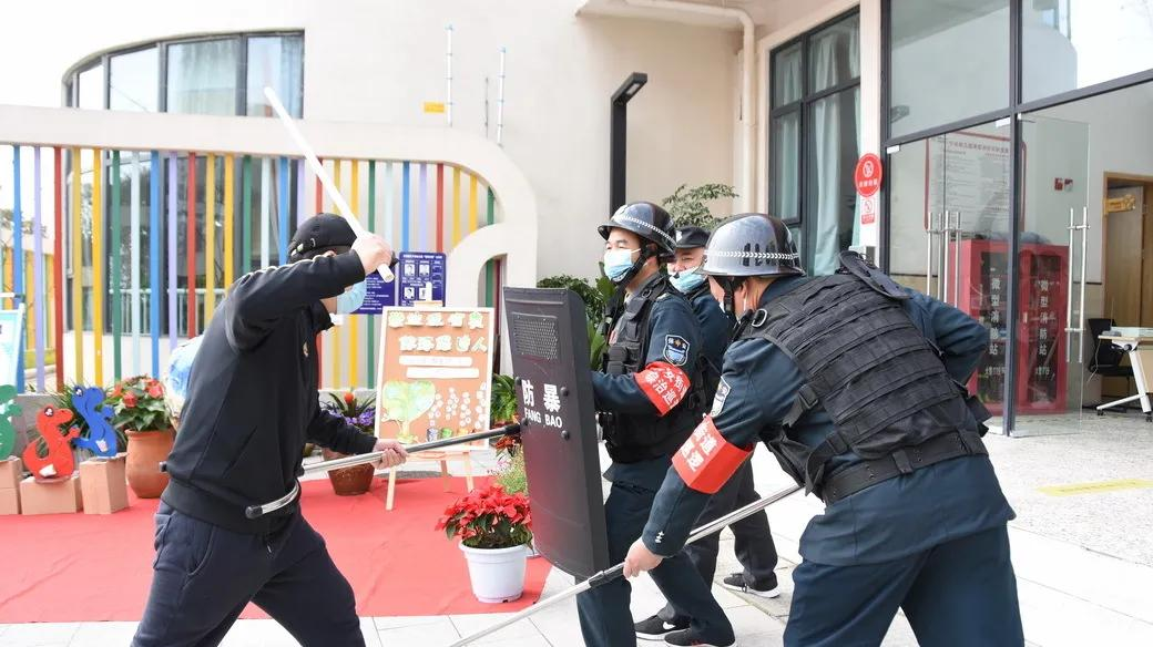守护安全,警园同行——宁安幼儿园反恐防暴演练