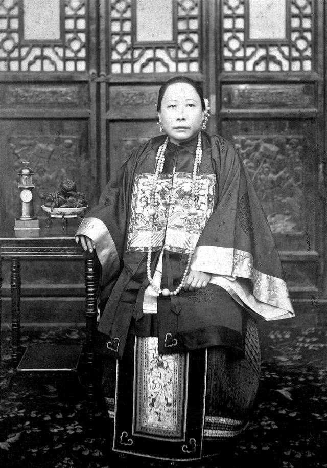 哥哥太穷妹妹太丑，两人干脆说：一起结婚吧，