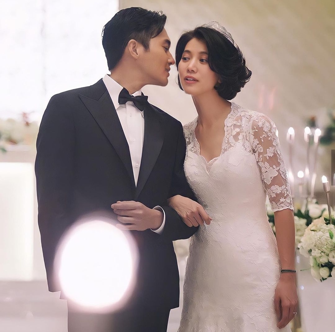 张智霖为袁咏仪庆生，甜喊“美女”祝其美貌如花，自己赚钱养家