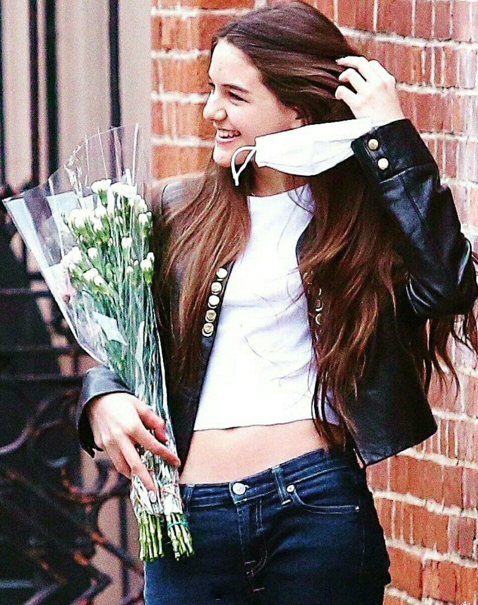 阿湯哥女兒１５歲了！ 沒有小時候美，皮夾克搭配Ｔ卹約會時尚個性