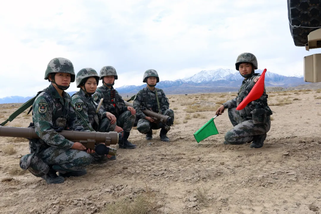 就是这么帅！77集团军小女兵，肩扛新型便携式导