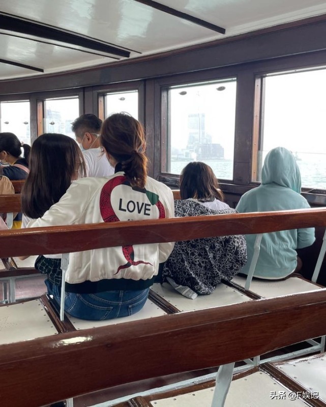 黎姿陪3位女兒搭渡海小輪欣賞維港女兒們很興奮被海景吸引了