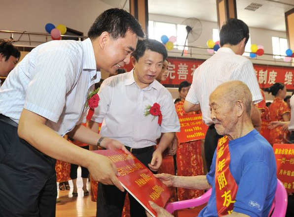 如果家里老人达到这个年龄，每月能多拿一笔钱，最高达到500元