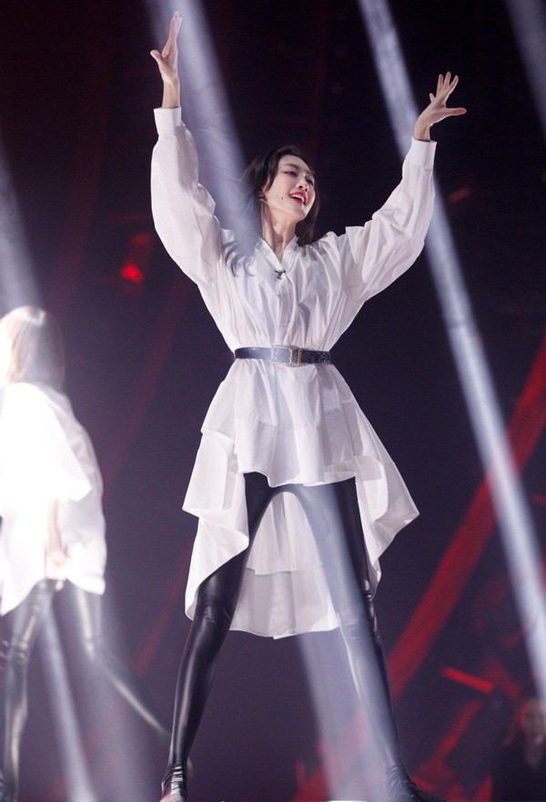 Wang Ou " billow elder sister 2 " arena good blast! Leather pants wraps a body to match red lip curl, a good enchanting turns on arena