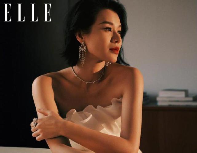 超淡定！ 胡杏兒上春晚前挺三胎孕肚做年夜飯，懷孕8月狀態超好