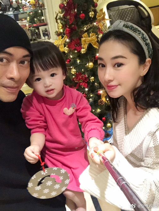 樊少皇二胎喜得小女兒，倆女兒穿公主裙，一家四口三美女